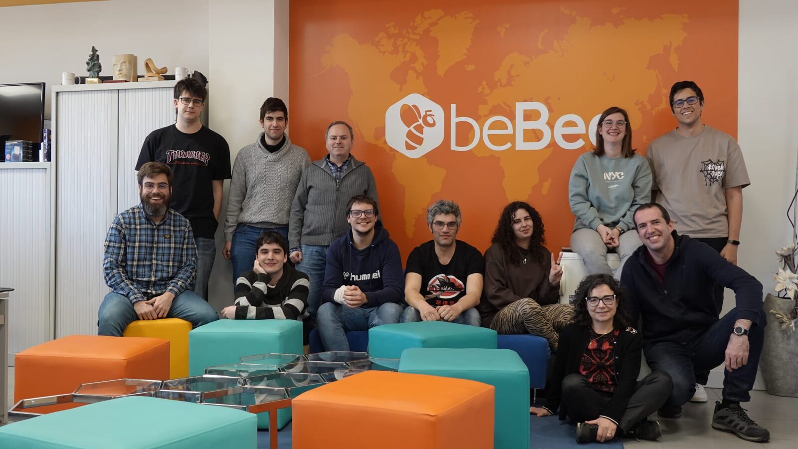 El equipo de desarrollo de beBee en Miranda de Ebro reunido en la oficina, con el logo de beBee en la pared.