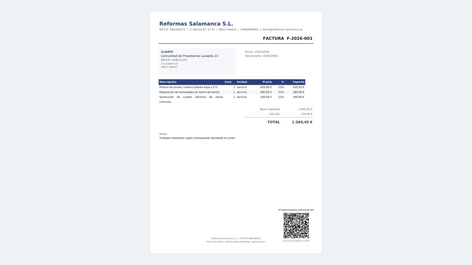 Factura emitida desde Forjia, con código QR verificable y huella criptográfica visibles al pie.