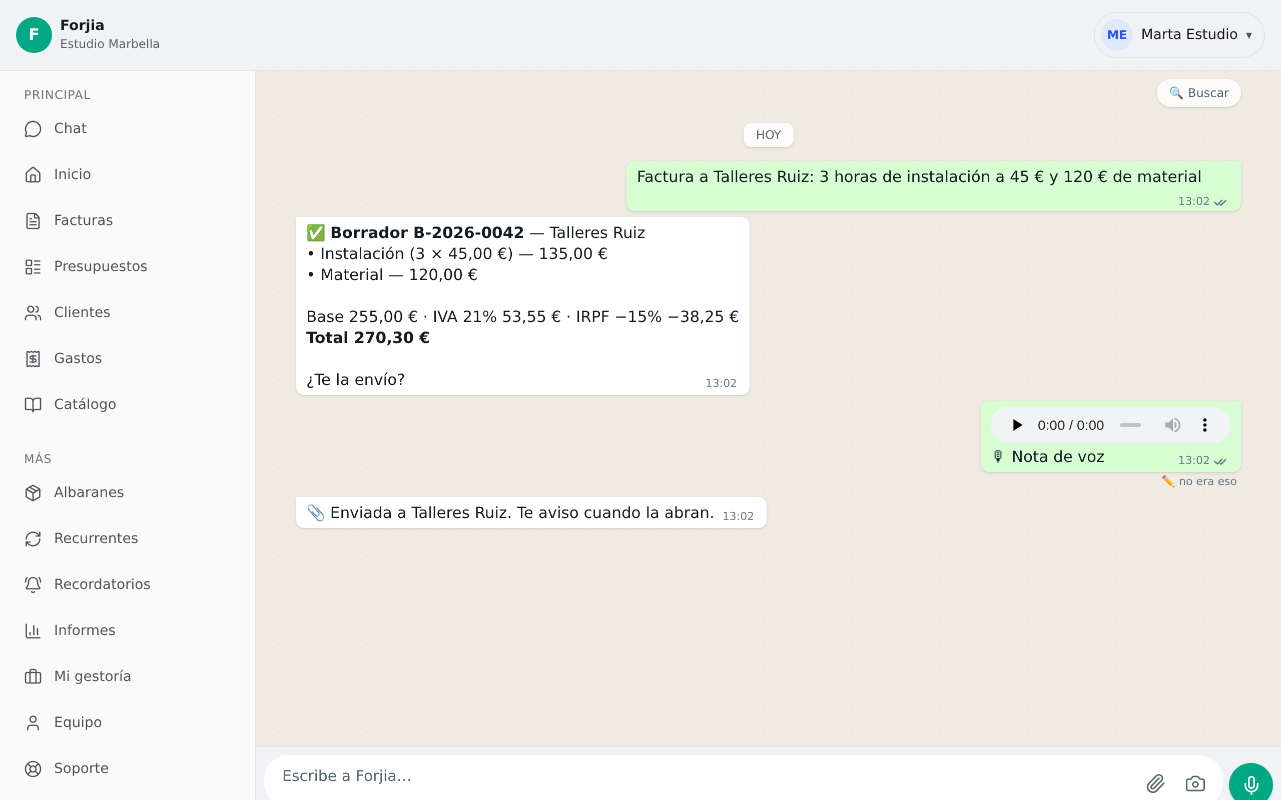 La app de Forjia: la conversación con el borrador de una factura y, al lado, el menú con facturas, presupuestos, clientes, gastos e informes.